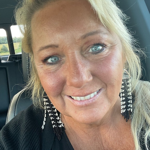 Meet your Posher, Jennifer - Picture 2 of 3